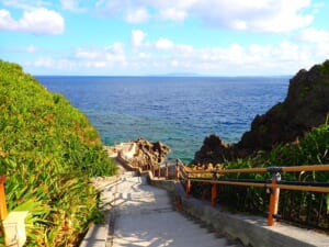 沖縄青の洞窟までのビーチからの入り口