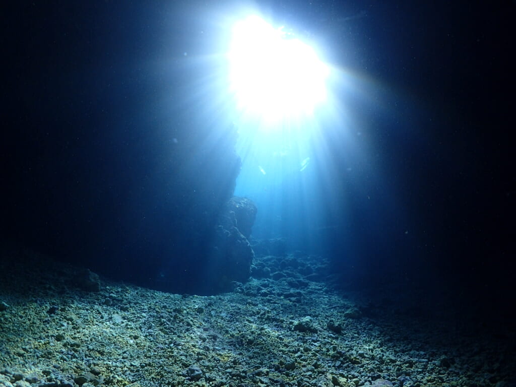 沖縄青の洞窟水中の輝き