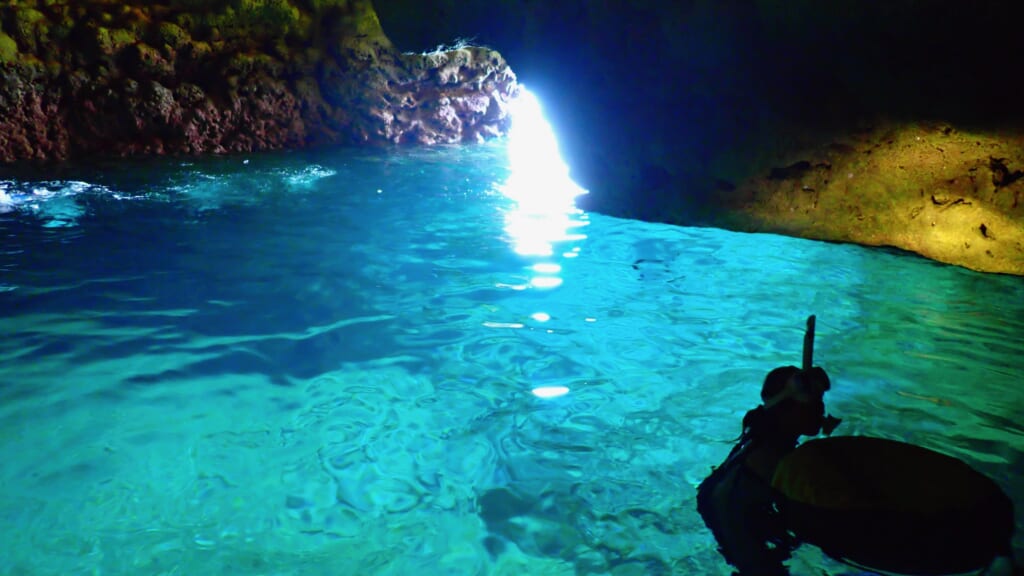 干潮時間で青の洞窟の入り口が広いので外の強い光が差し込んでいる。