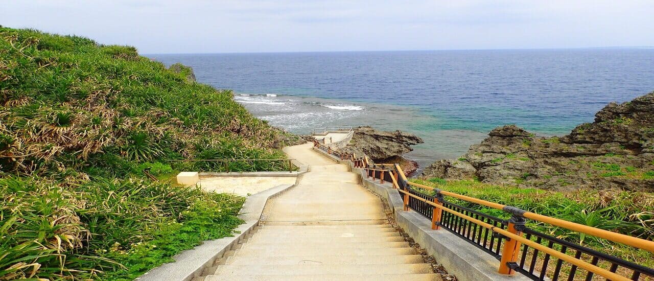 青の洞窟行き方、現地真栄田岬の階段、海へとつづいている。