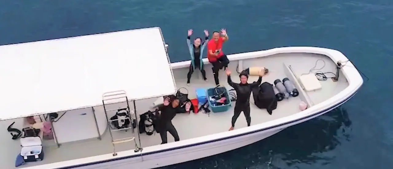 沖縄アクティビティアイランドツアー ボートにのって離島ポイントをめざしている