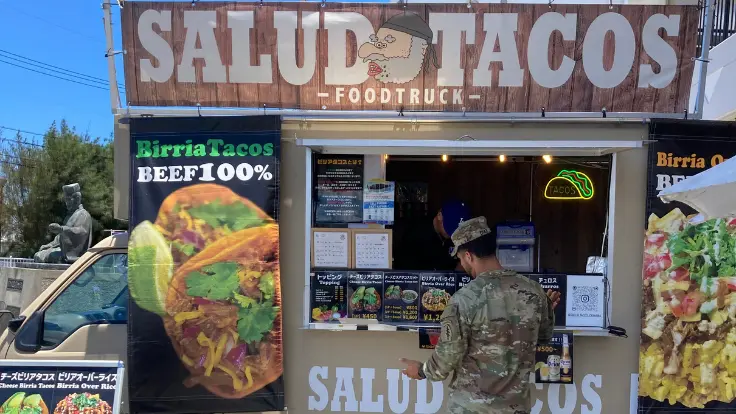 米兵がタコスを買っている