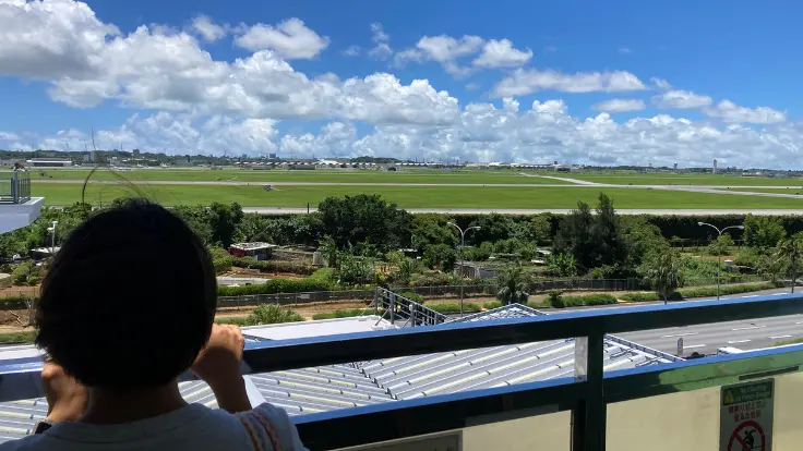 嘉手納の展望デッキ。戦闘機の離着陸を間近で見学できる人気スポット。